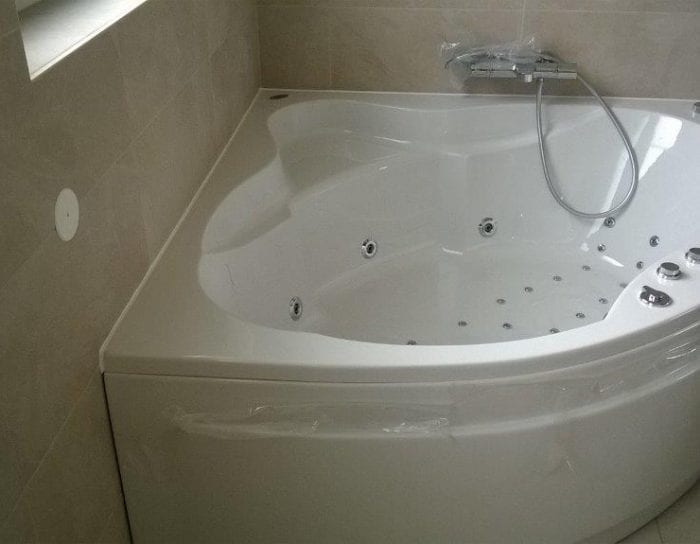 Achteckbadewanne Madrid mit Whirlpoolsystem 190x110 cm