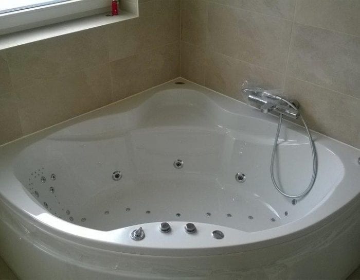 Achteckbadewanne Madrid mit Whirlpoolsystem 190x110 cm