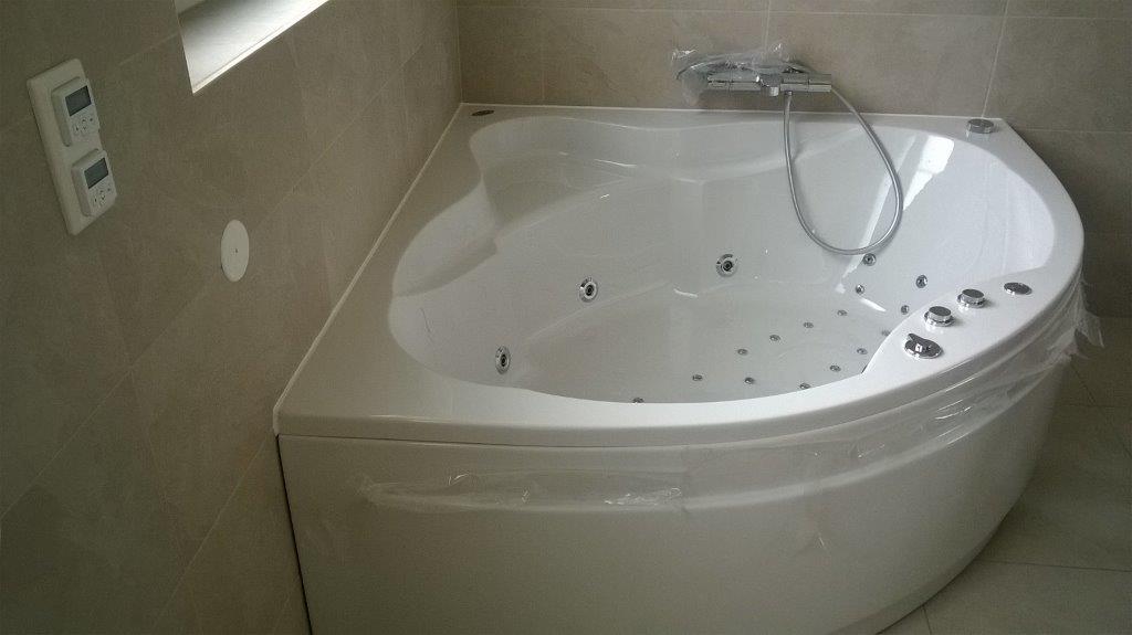 Achteckbadewanne Madrid mit Whirlpoolsystem 190x110 cm