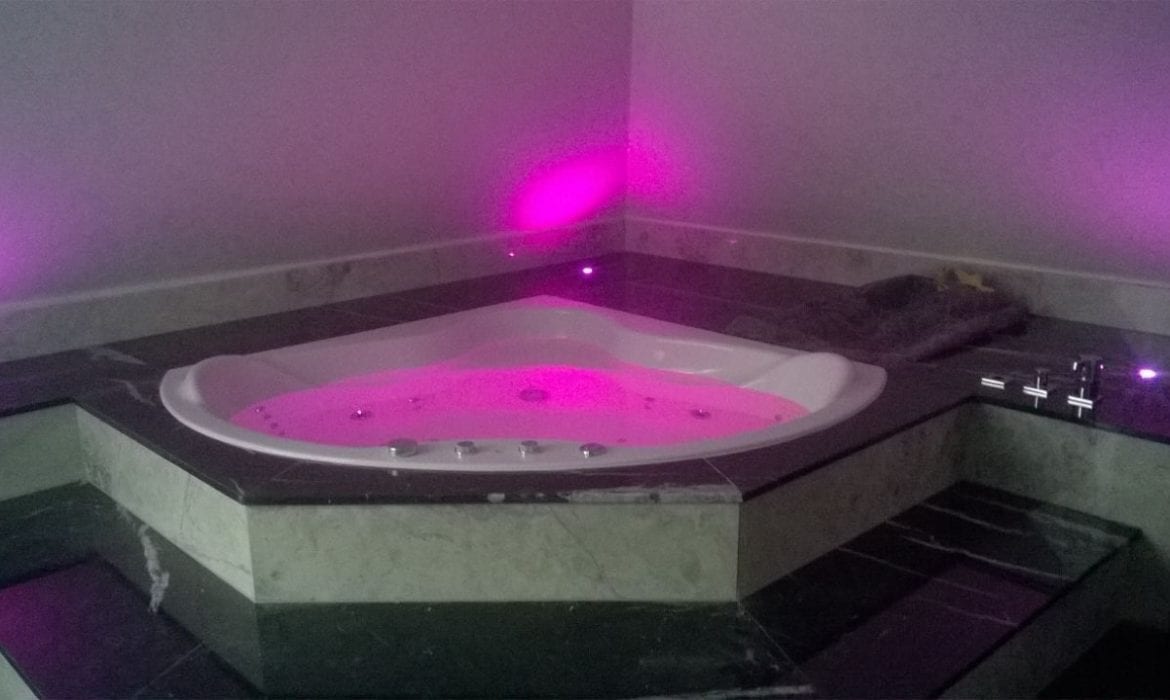 Achteckbadewanne Madrid mit Whirlpoolsystem 190x110 cm
