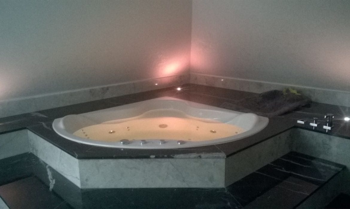 Achteckbadewanne Madrid mit Whirlpoolsystem 190x110 cm
