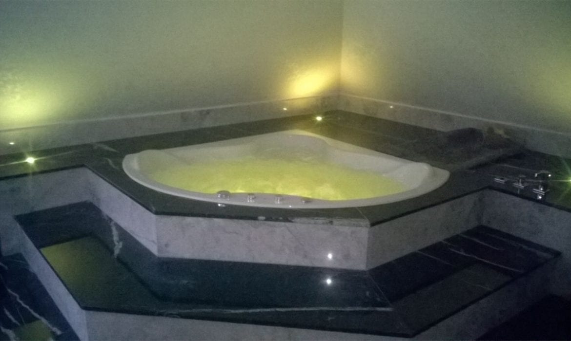 Achteckbadewanne Madrid mit Whirlpoolsystem 190x110 cm