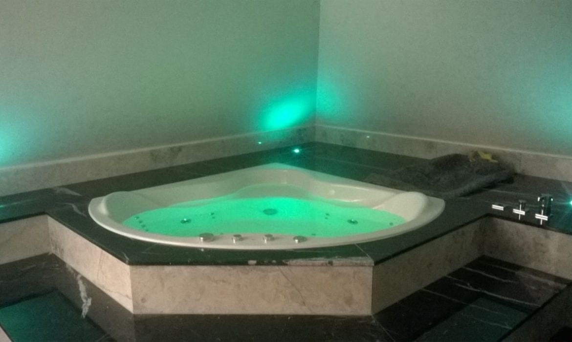 Achteckbadewanne Madrid mit Whirlpoolsystem 190x110 cm