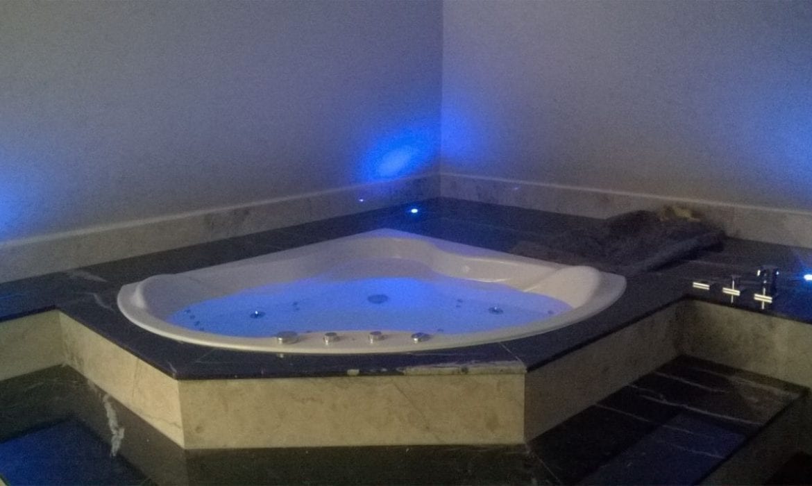 Achteckbadewanne Madrid mit Whirlpoolsystem 190x110 cm