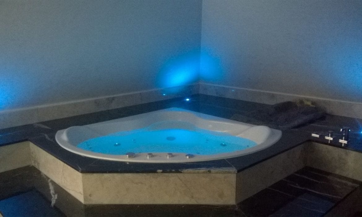 Achteckbadewanne Madrid mit Whirlpoolsystem 190x110 cm