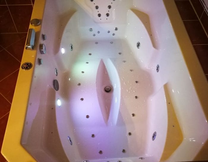 Achteckbadewanne Madrid mit Whirlpoolsystem 190x110 cm