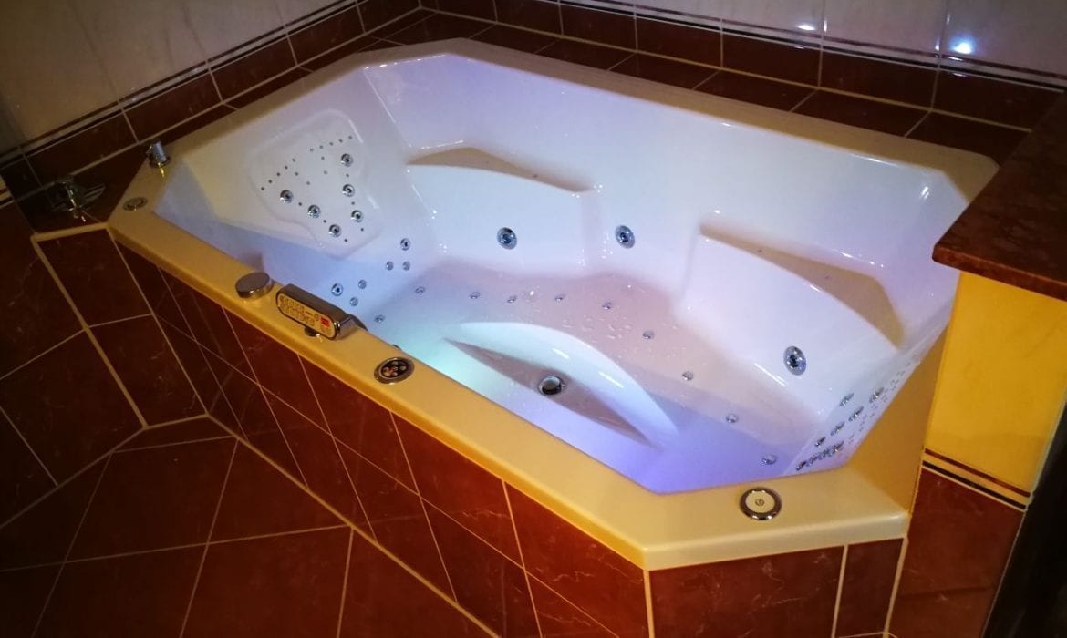 Achteckbadewanne Madrid mit Whirlpoolsystem 190x110 cm