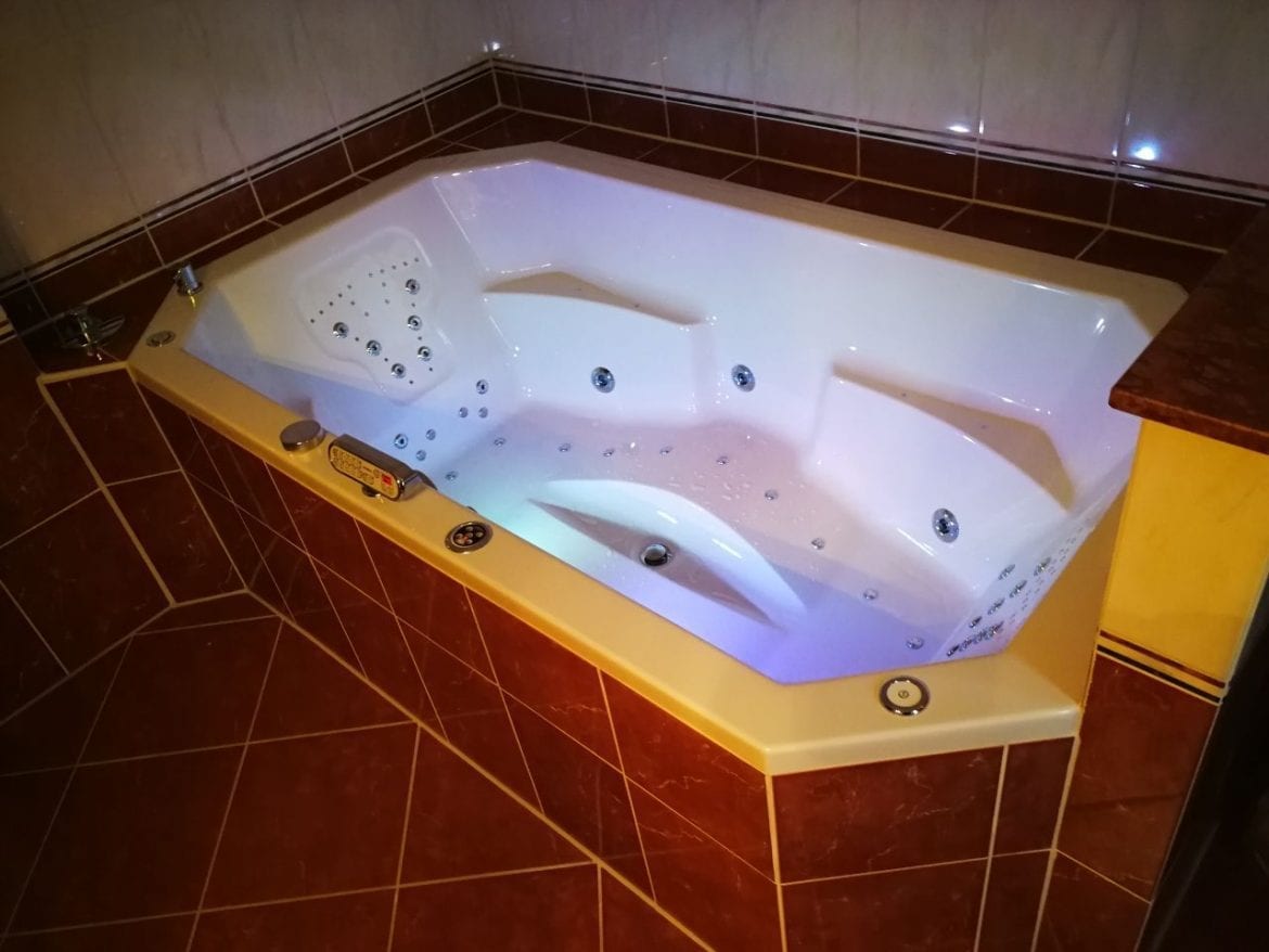 Achteckbadewanne Madrid mit Whirlpoolsystem 190x110 cm