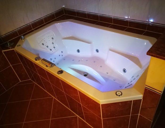 Achteckbadewanne Madrid mit Whirlpoolsystem 190x110 cm