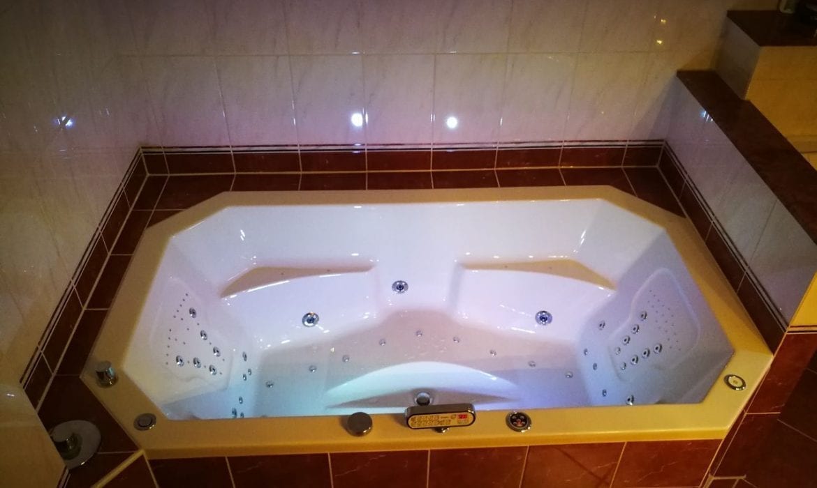 Achteckbadewanne Madrid mit Whirlpoolsystem 190x110 cm