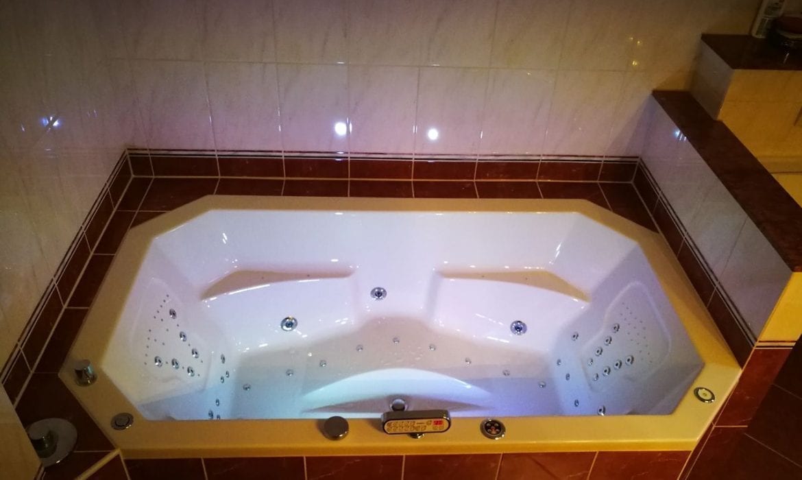 Achteckbadewanne Madrid mit Whirlpoolsystem 190x110 cm
