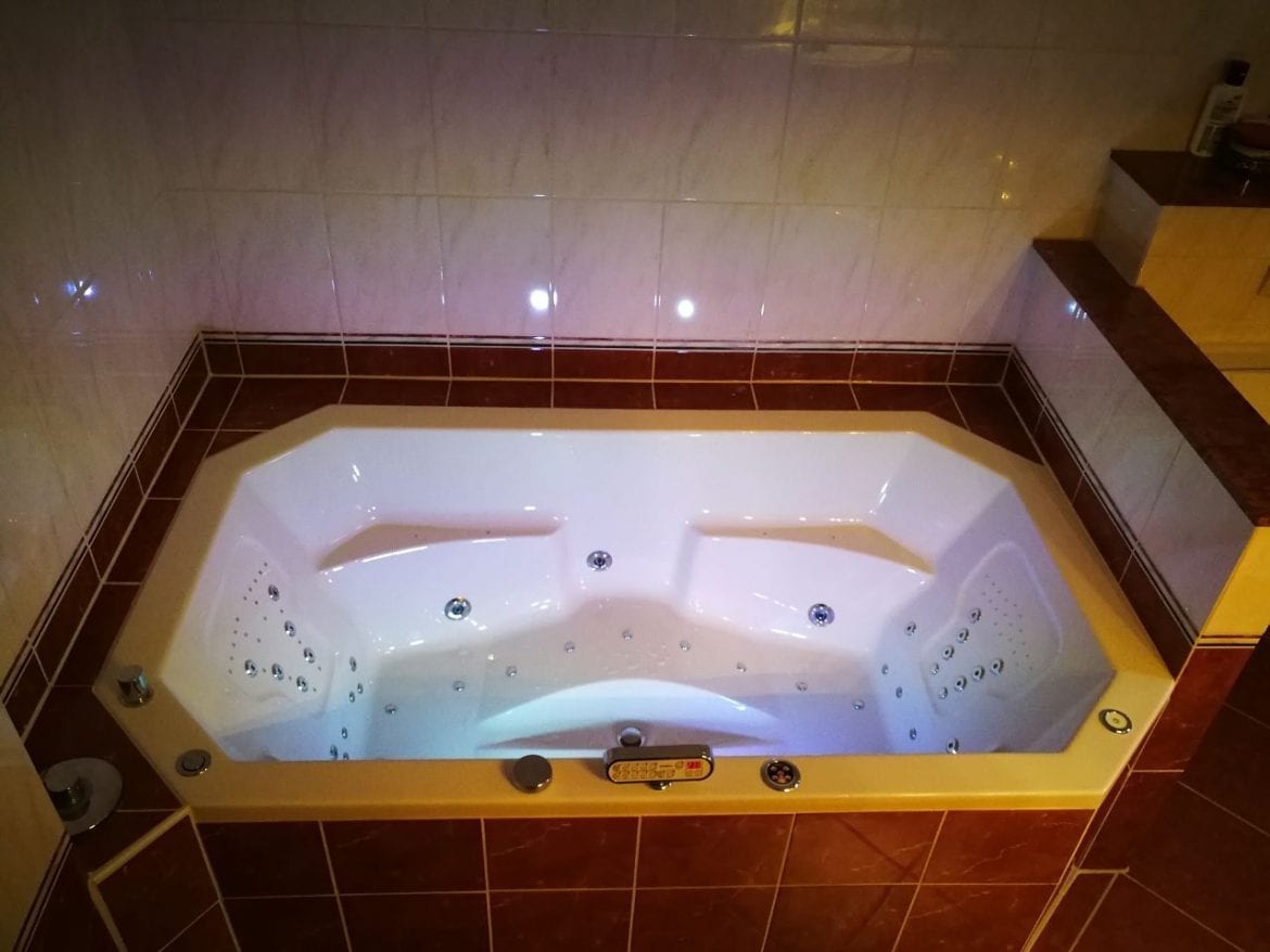 Achteckbadewanne Madrid mit Whirlpoolsystem 190x110 cm