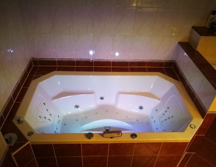 Achteckbadewanne Madrid mit Whirlpoolsystem 190x110 cm