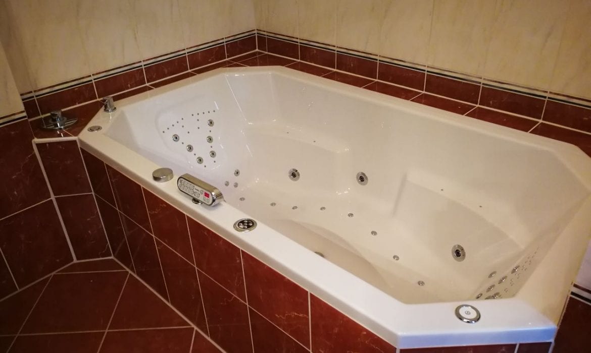 Achteckbadewanne Madrid mit Whirlpoolsystem 190x110 cm