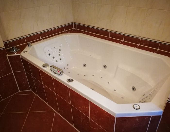 Achteckbadewanne Madrid mit Whirlpoolsystem 190x110 cm