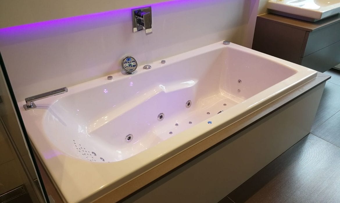 Achteckbadewanne Madrid mit Whirlpoolsystem 190x110 cm