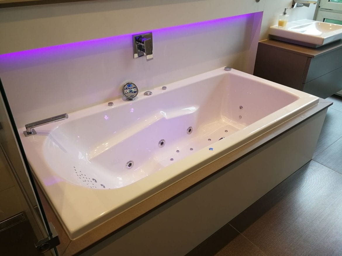 Achteckbadewanne Madrid mit Whirlpoolsystem 190x110 cm