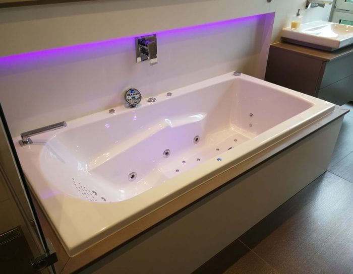 Achteckbadewanne Madrid mit Whirlpoolsystem 190x110 cm