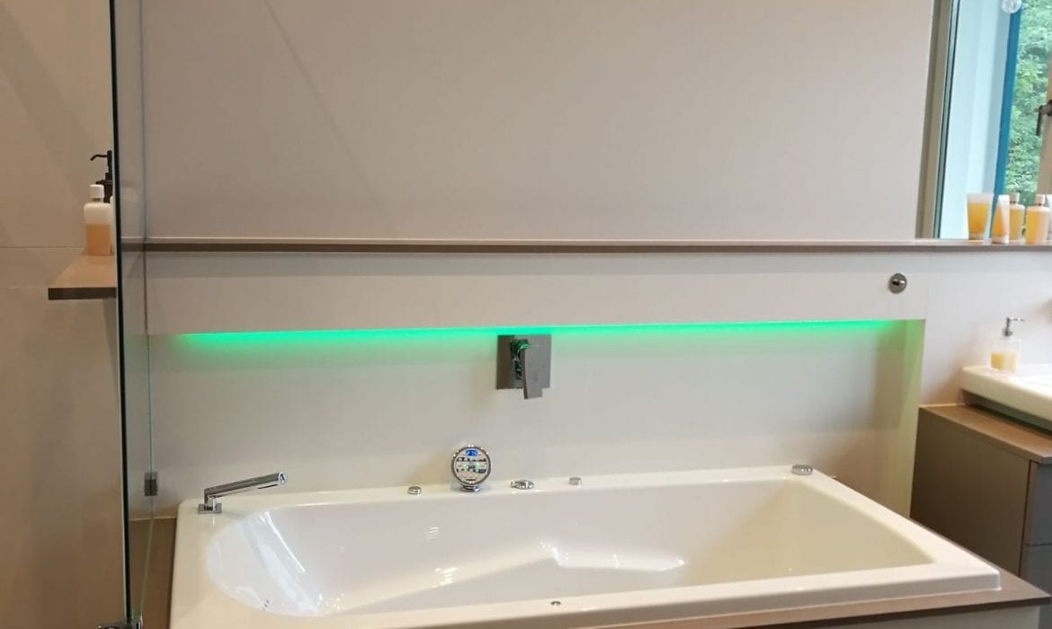 Achteckbadewanne Madrid mit Whirlpoolsystem 190x110 cm
