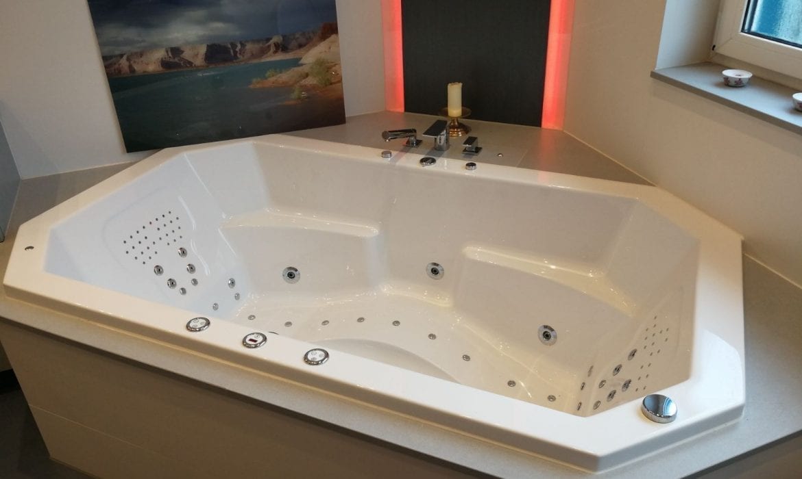 Achteckbadewanne Madrid mit Whirlpoolsystem 190x110 cm