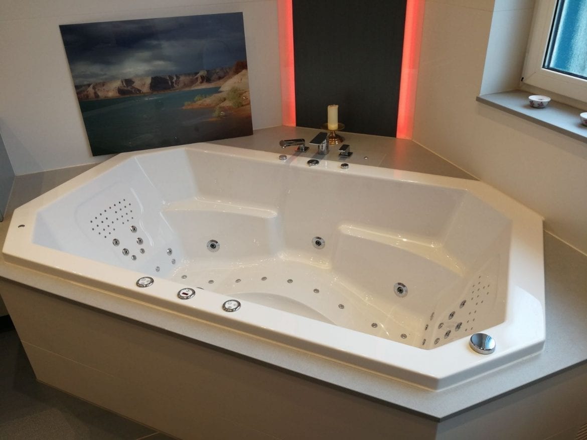 Achteckbadewanne Madrid mit Whirlpoolsystem 190x110 cm