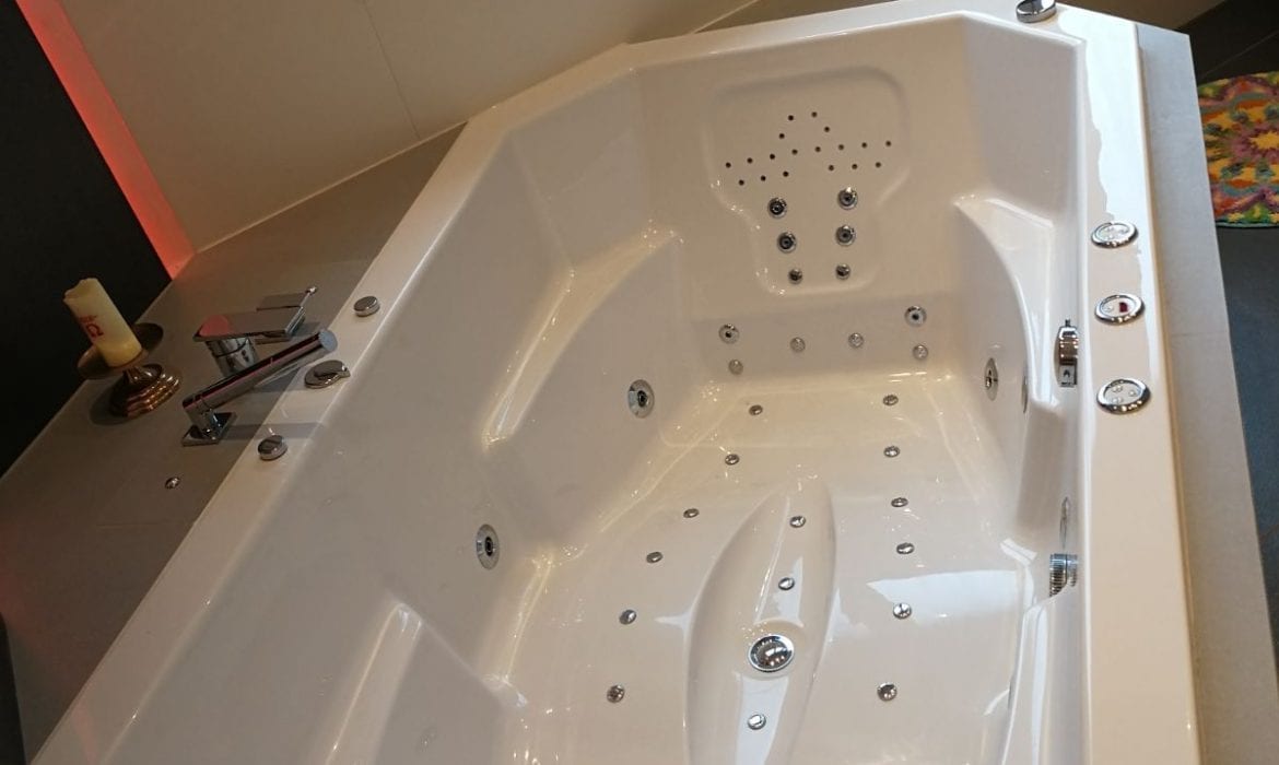 Achteckbadewanne Madrid mit Whirlpoolsystem 190x110 cm