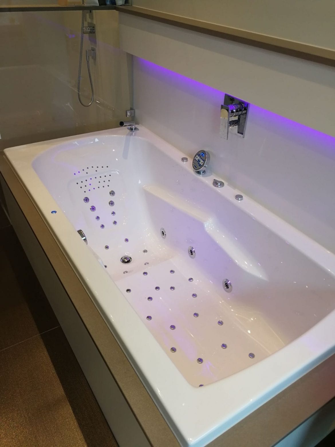 Achteckbadewanne Madrid mit Whirlpoolsystem 190x110 cm