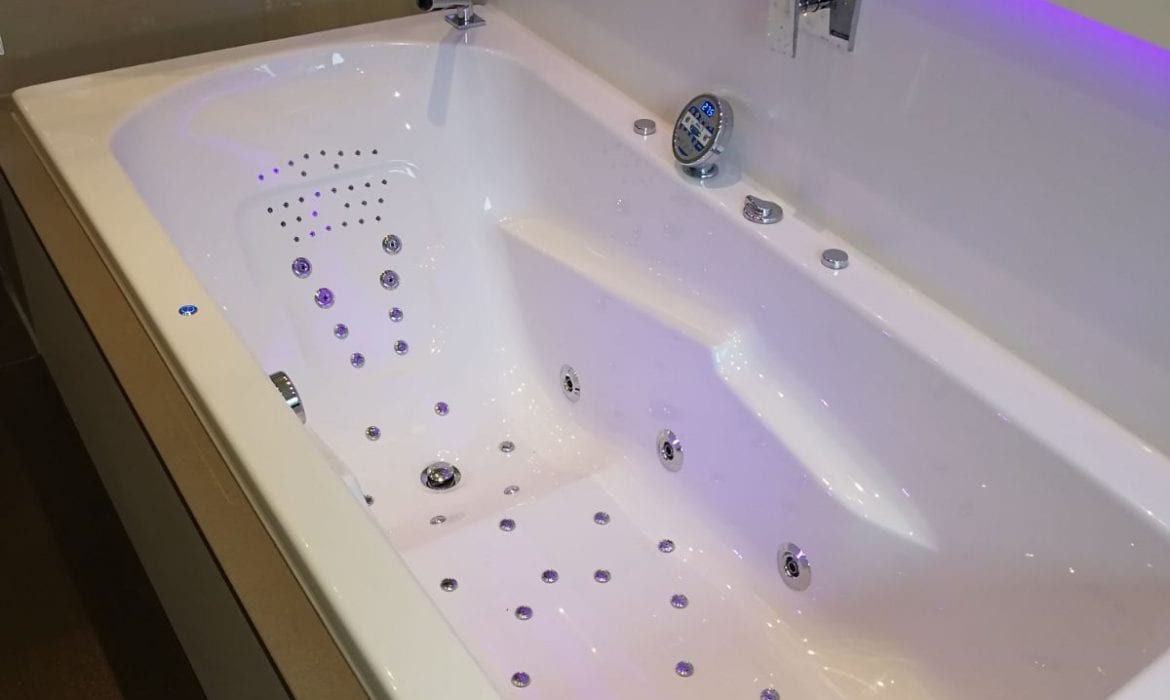 Achteckbadewanne Madrid mit Whirlpoolsystem 190x110 cm