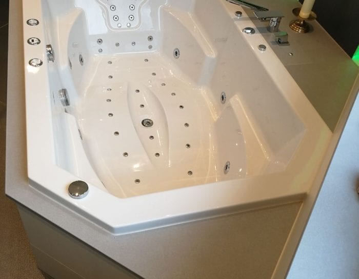 Achteckbadewanne Madrid mit Whirlpoolsystem 190x110 cm