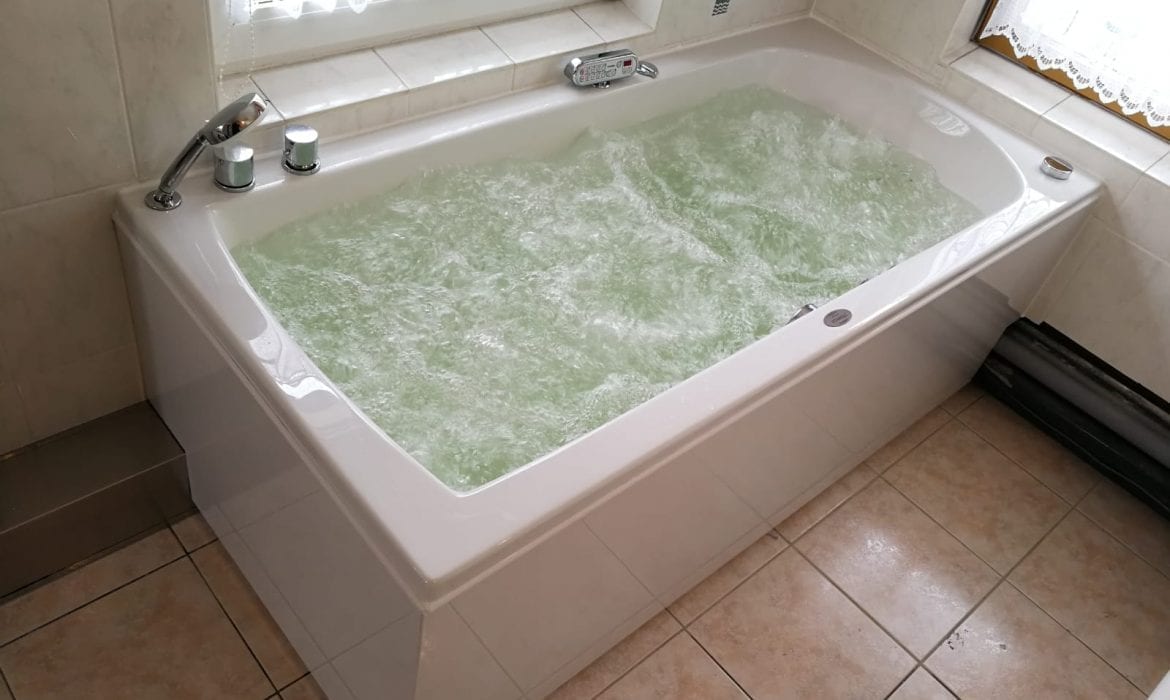 Achteckbadewanne Madrid mit Whirlpoolsystem 190x110 cm