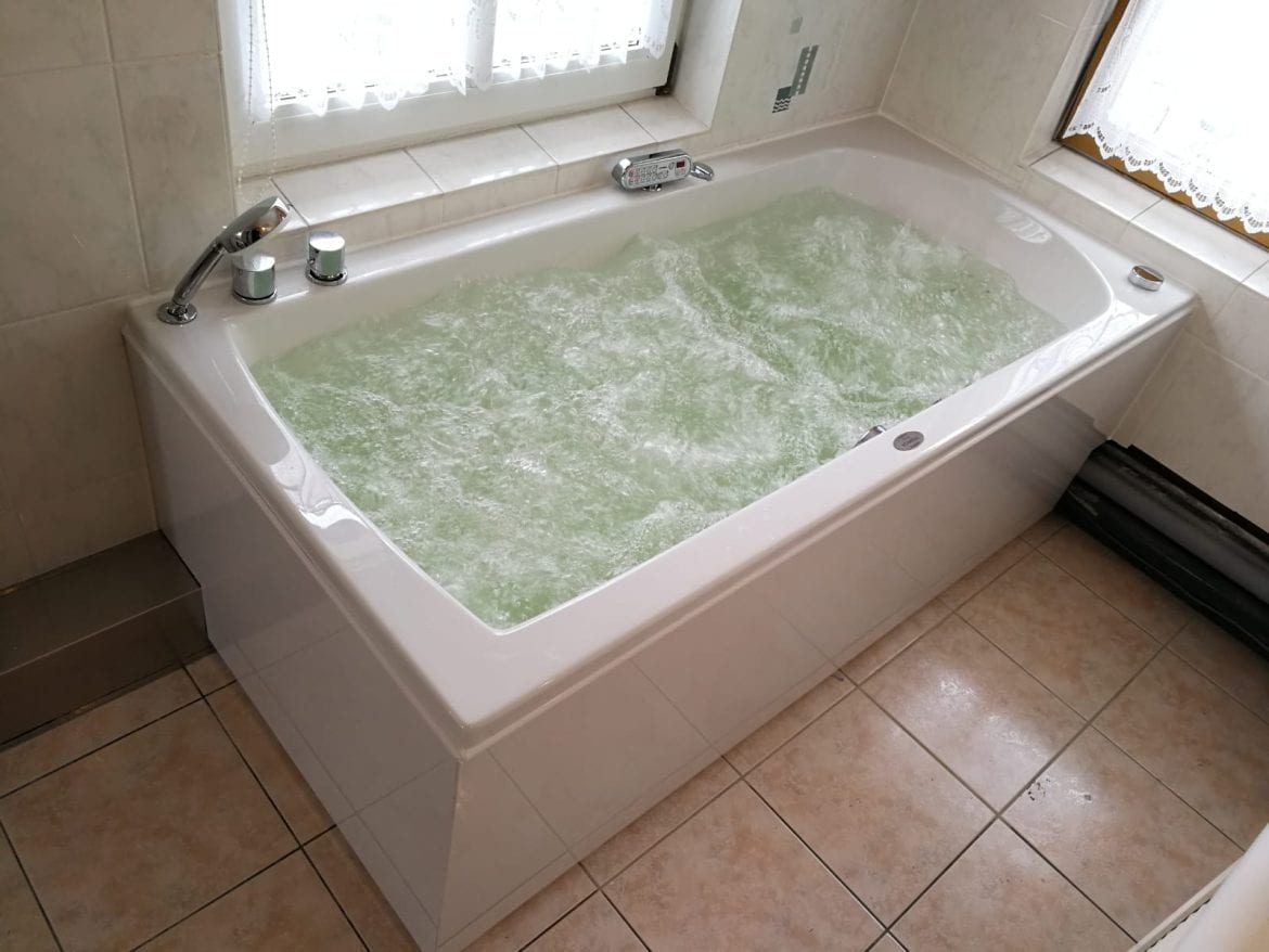 Achteckbadewanne Madrid mit Whirlpoolsystem 190x110 cm