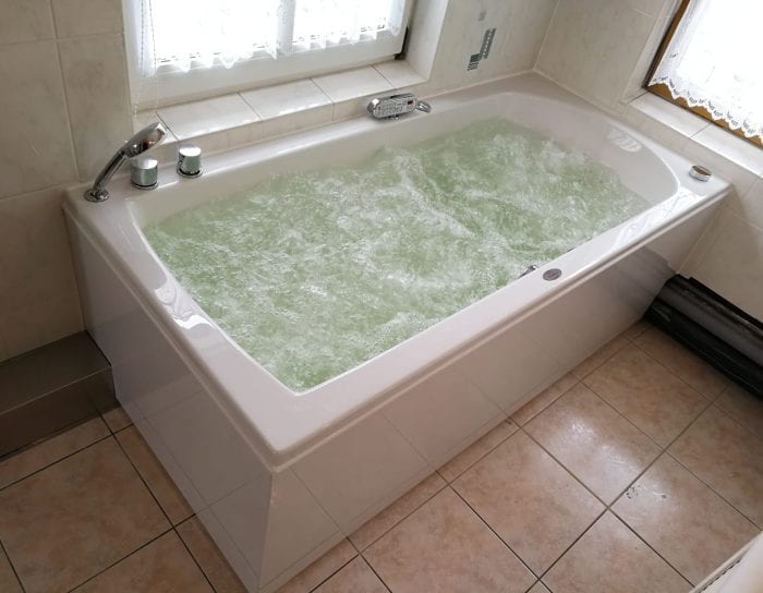 Achteckbadewanne Madrid mit Whirlpoolsystem 190x110 cm