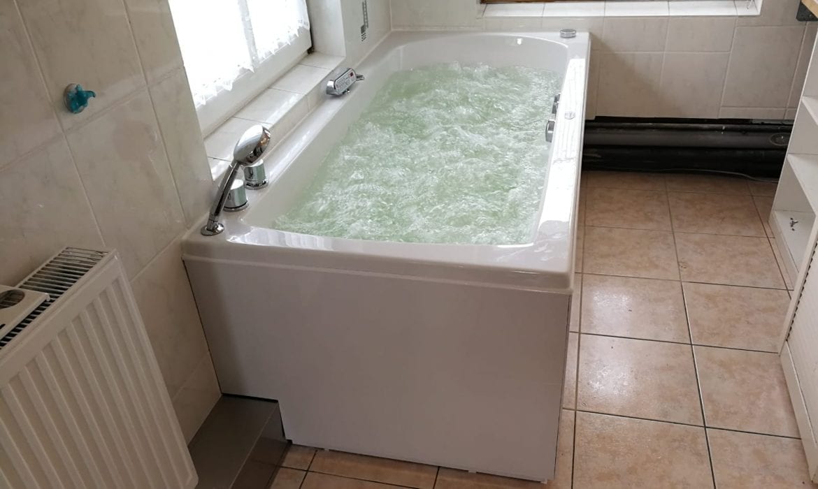 Achteckbadewanne Madrid mit Whirlpoolsystem 190x110 cm
