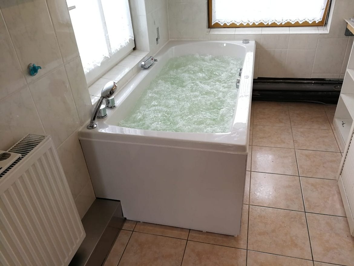 Achteckbadewanne Madrid mit Whirlpoolsystem 190x110 cm