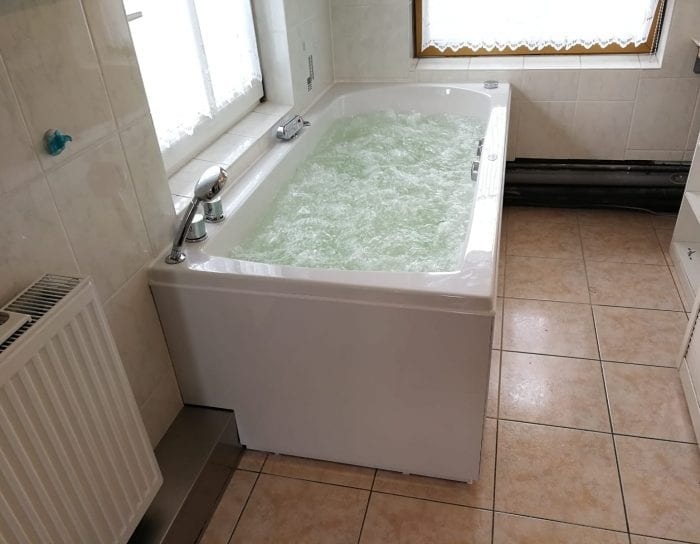 Achteckbadewanne Madrid mit Whirlpoolsystem 190x110 cm