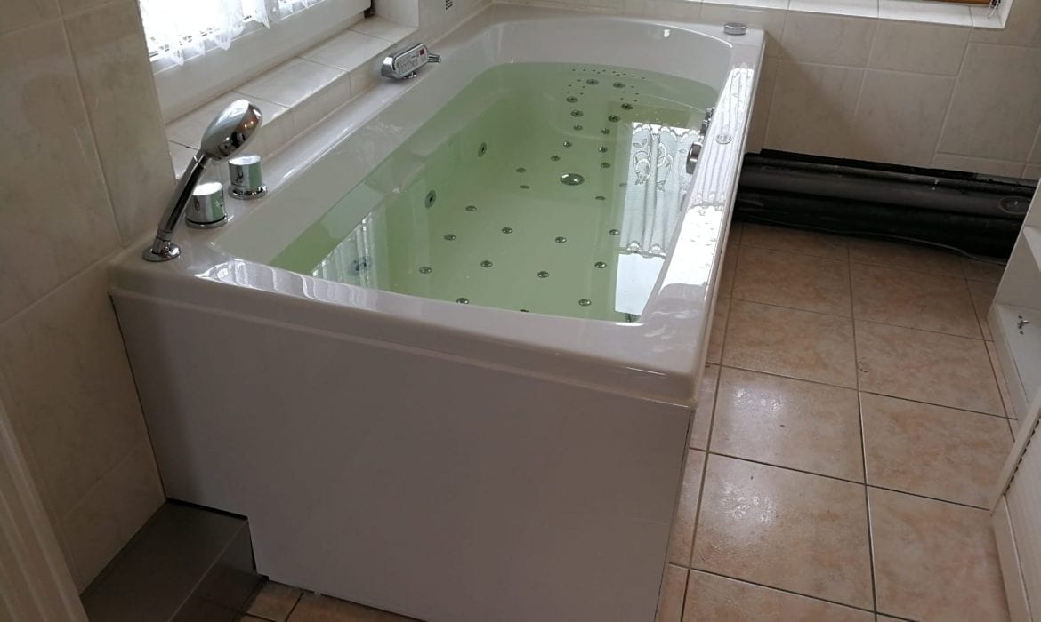 Achteckbadewanne Madrid mit Whirlpoolsystem 190x110 cm