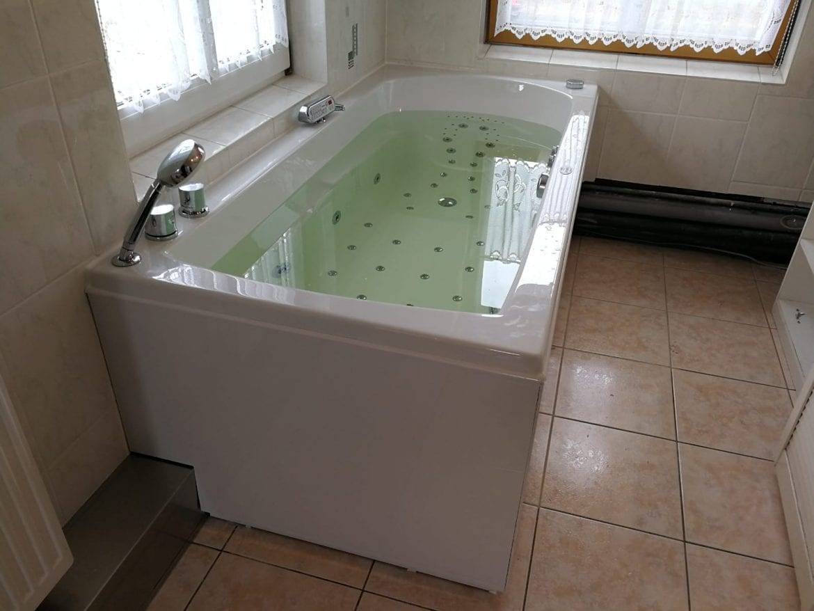 Achteckbadewanne Madrid mit Whirlpoolsystem 190x110 cm