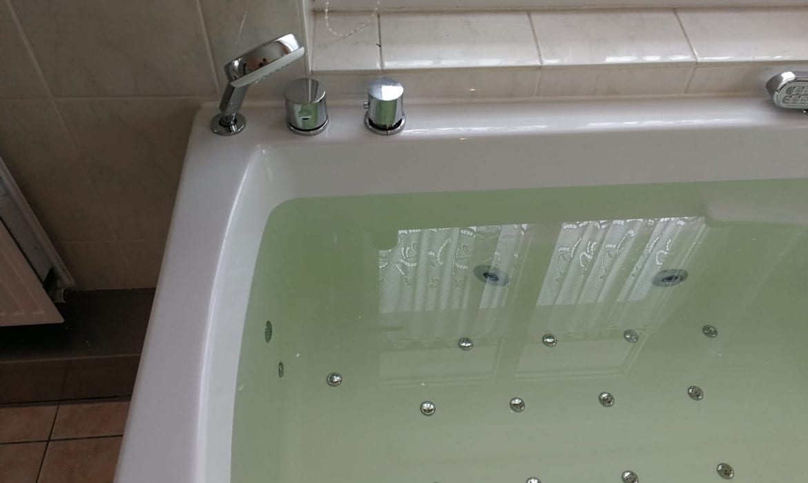 Achteckbadewanne Madrid mit Whirlpoolsystem 190x110 cm
