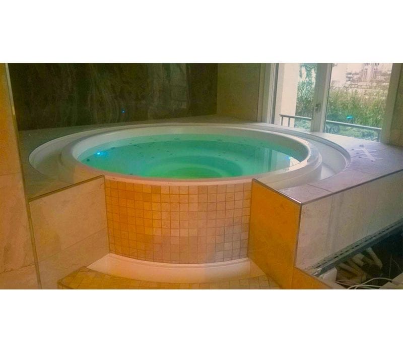 Tokio SPA mit überlaufrinne