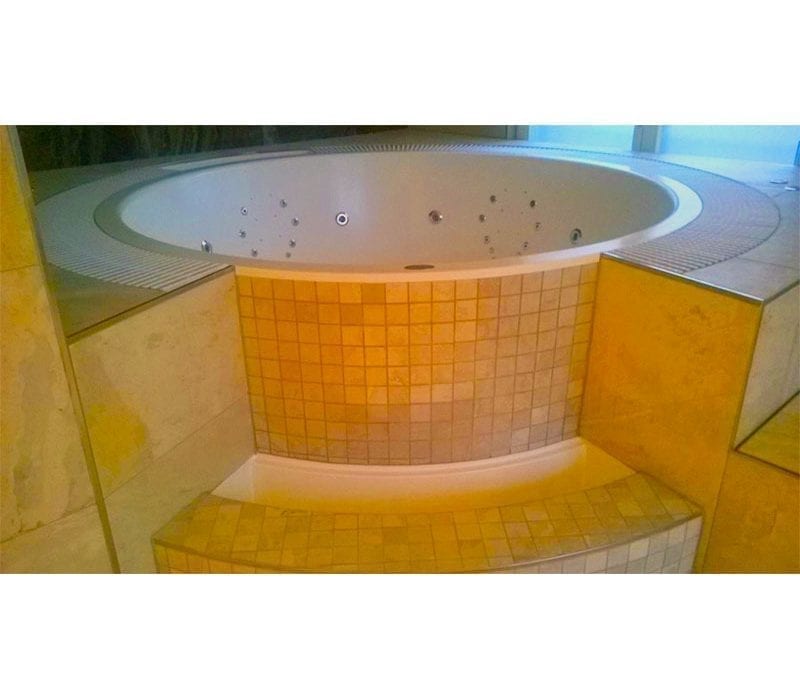 Tokio SPA mit überlaufrinne