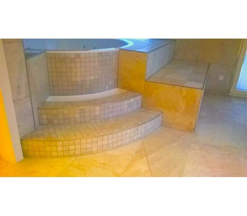 Tokio SPA mit überlaufrinne