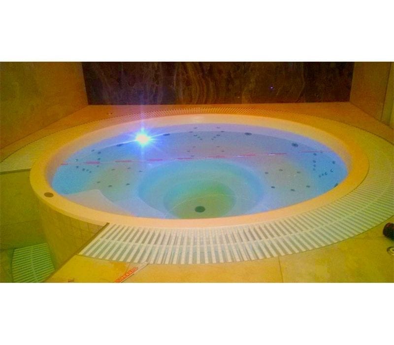 Tokio SPA mit überlaufrinne