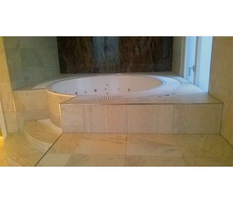 Tokio SPA mit überlaufrinne