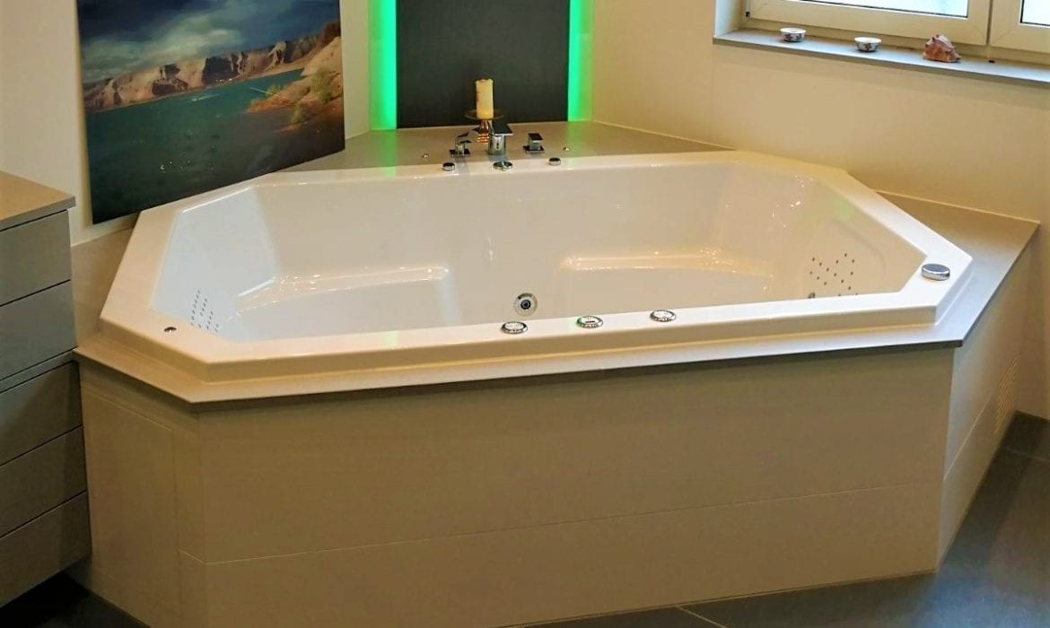 Achteckbadewanne Madrid mit Whirlpoolsystem 190x110 cm