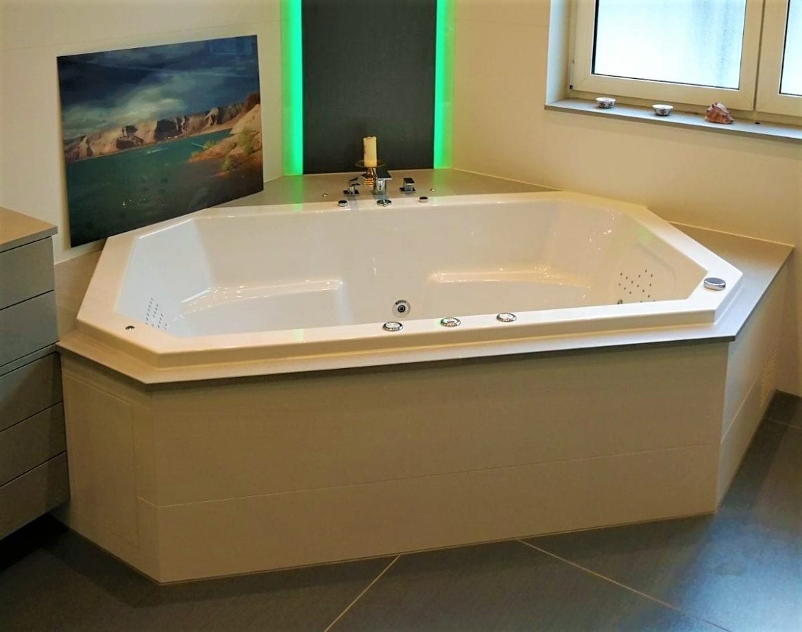 Achteckbadewanne Madrid mit Whirlpoolsystem 190x110 cm