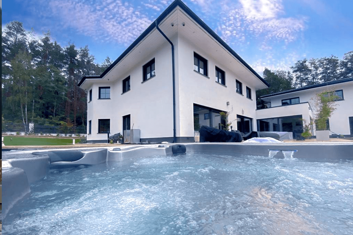 Sicht aus dem Outdoor Whirlpool im Garten