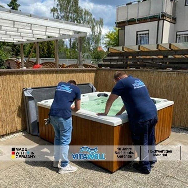 Servicetechnicker arbeiten am Outdoor Whirlpool